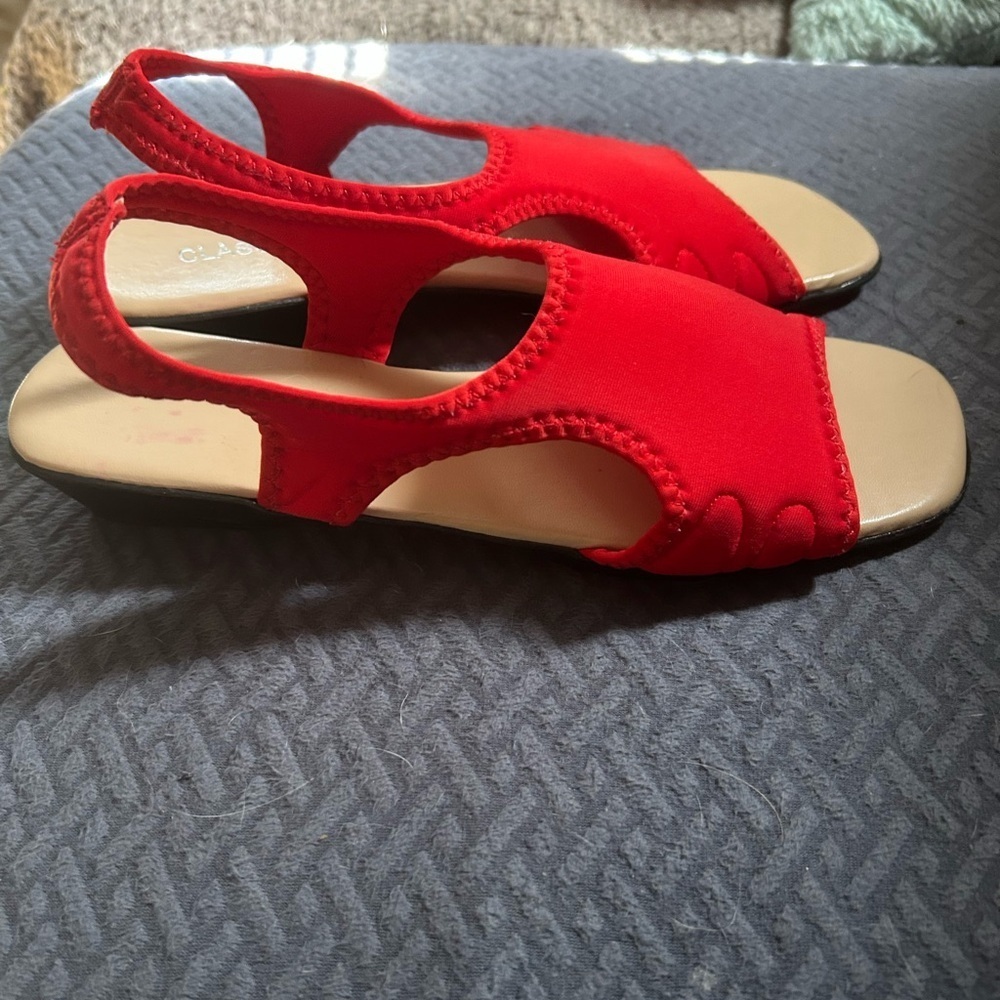 Classique Red Women's Sandals sz 11W nwot - Picture 3 of 5
